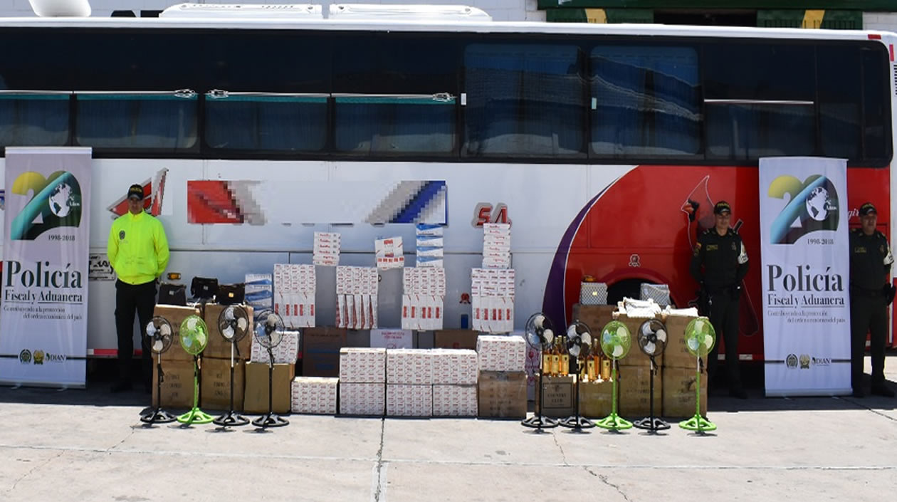 Bus cargado de mercancía de contrabando