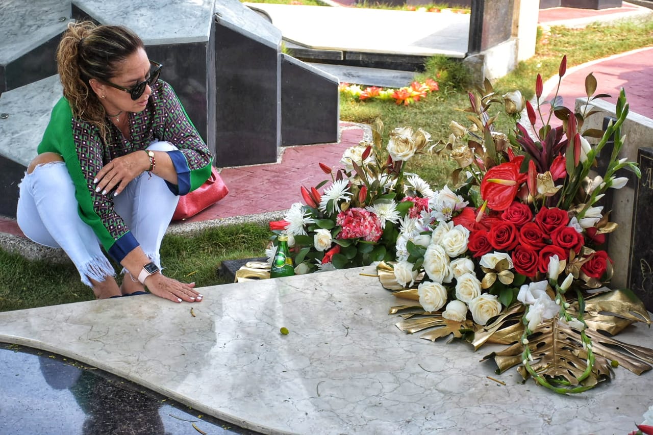 Jacqueline Ramón, viuda del Joe Arroyo, en la tumba del cantante.