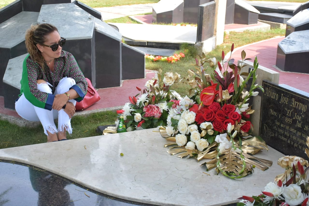 Jacqueline Ramón, viuda del Joe Arroyo, frente a la tumba su esposo fallecido.