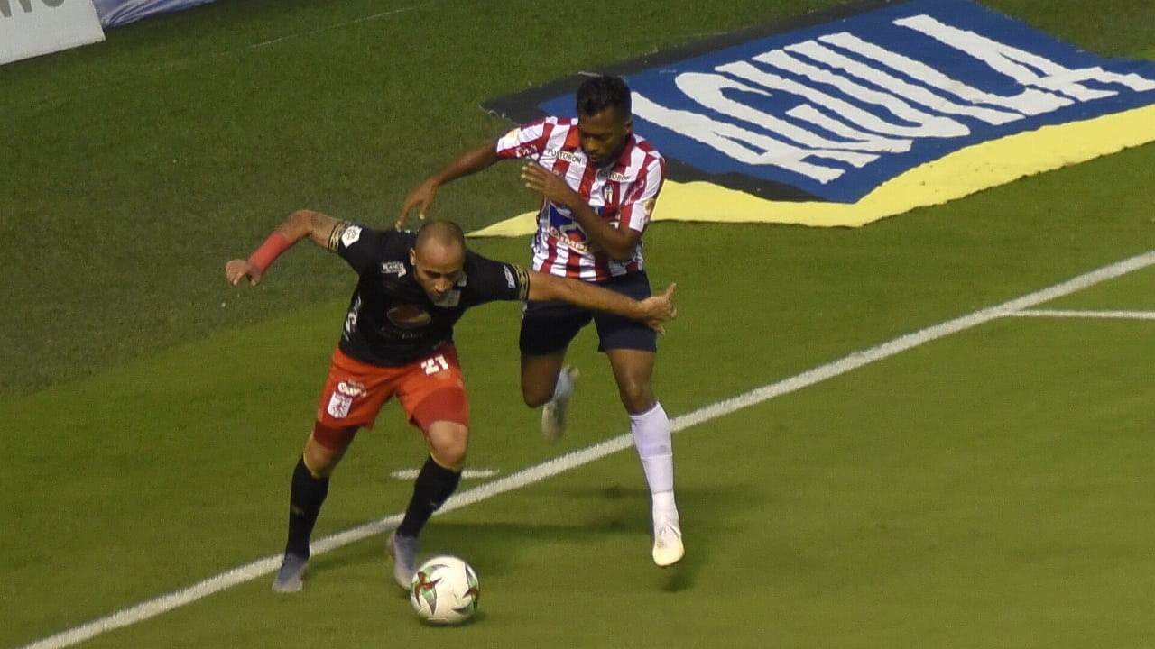 El lateral Juan Zuluaga controlando una llegada de Luis 'Cariaco' González.