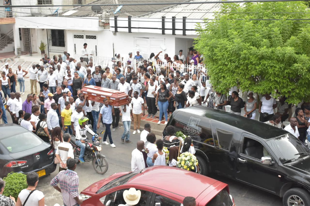 Desde el barrio Los Andes, hasta el Cementerio Universal, el cortejo fúnebre estaba acompañado de familiares y amigos.