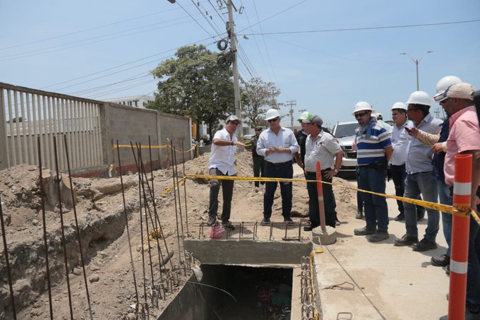 El Alcalde de Barranquilla, Alejandro Char durante la inspección de la obra.