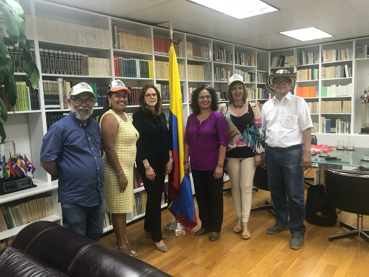 Fabio Ortiz, Luz Mery Lugo, Karla Flórez, Fanny Sosa y Carlos Ramos Maldonado con la cónsul de Colombia en Nueva York, Susana Berenguer.