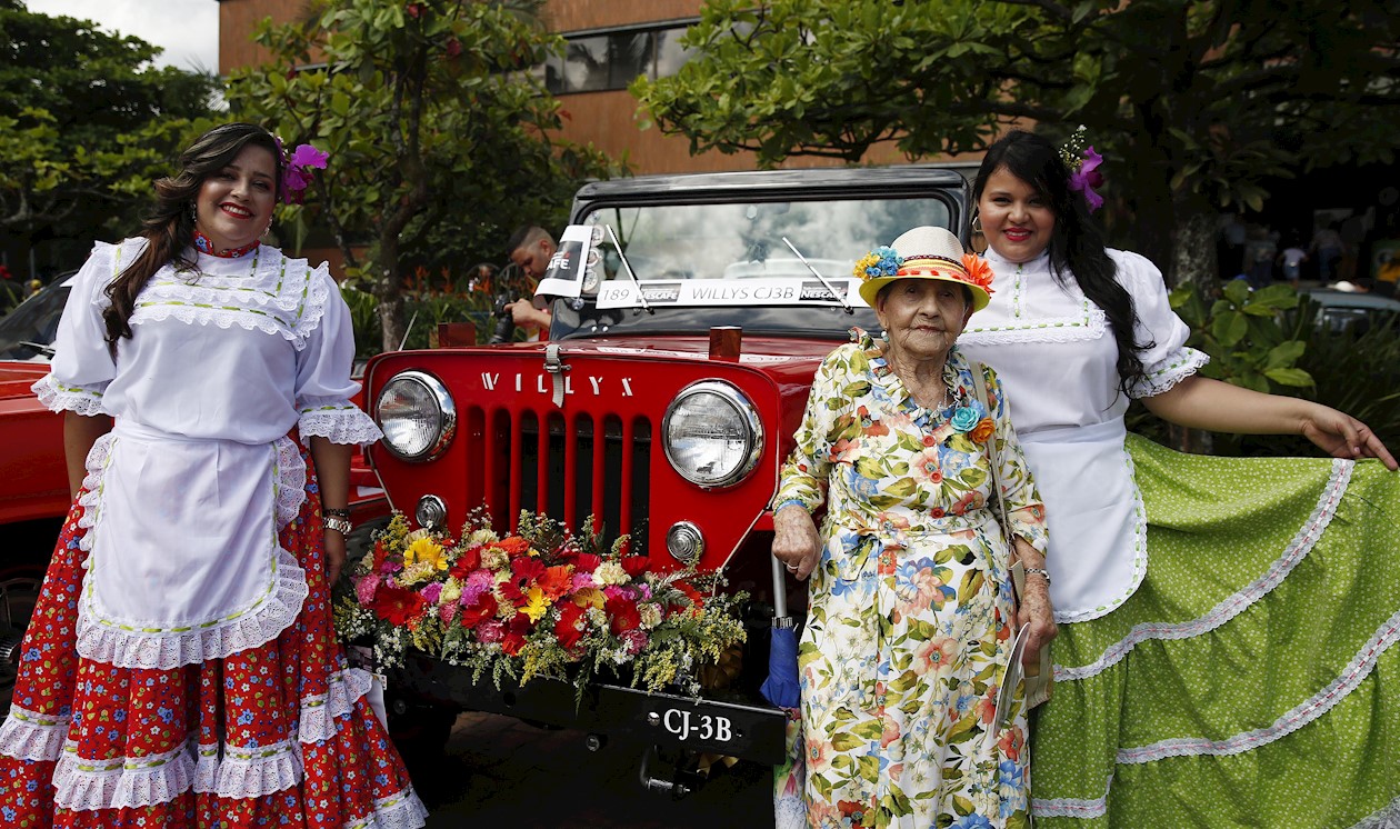 Edición número 24 del Desfile de Autos clásicos y antiguos en la Feria de las Flores de Medellín.