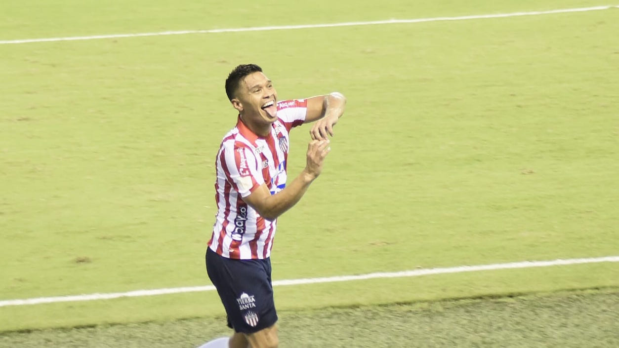 Particular festejo de Teófilo Gutiérrez del gol ante Independiente Santa Fe.