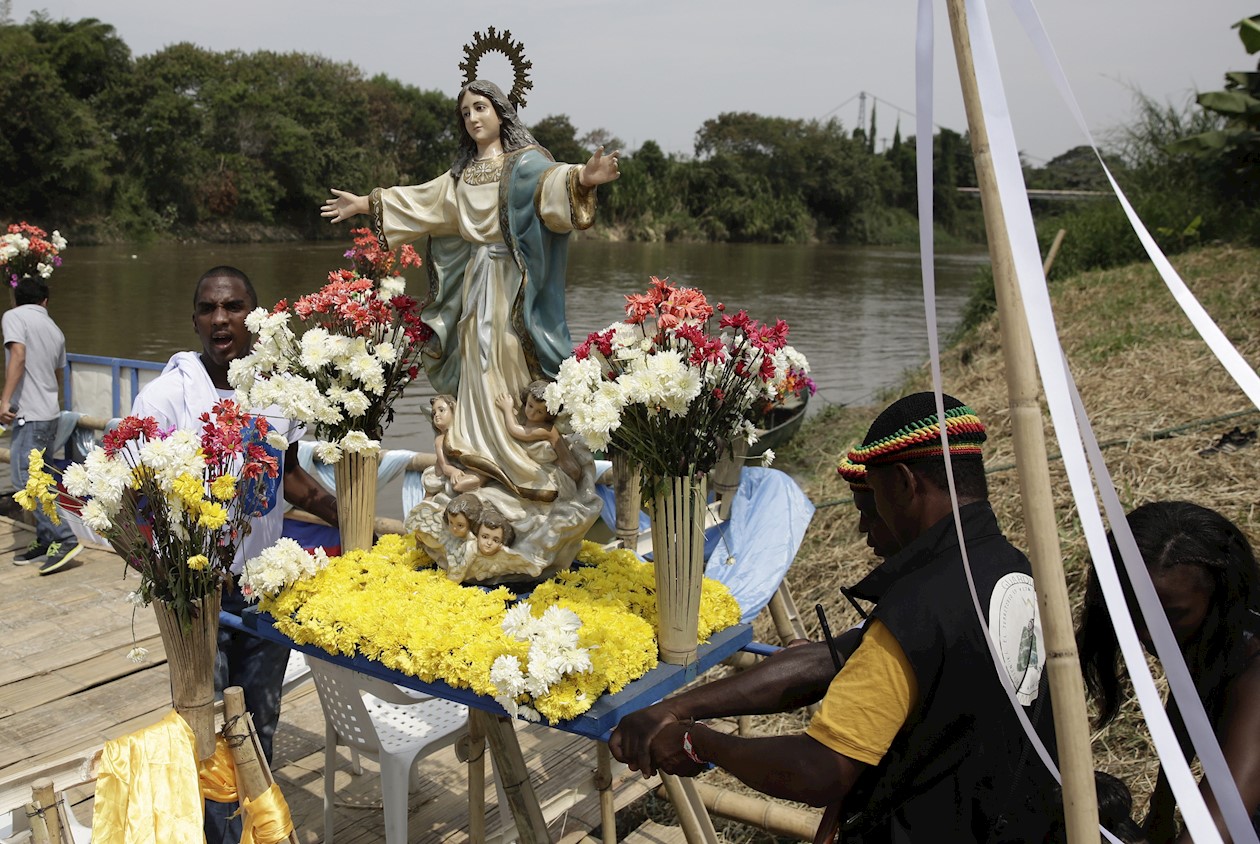 Recorrido en balsas por el río Cauca, con la imagen de la virgen de la Asunción.