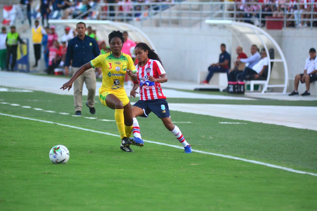 La lateral María Pérez en jugada ofensiva.