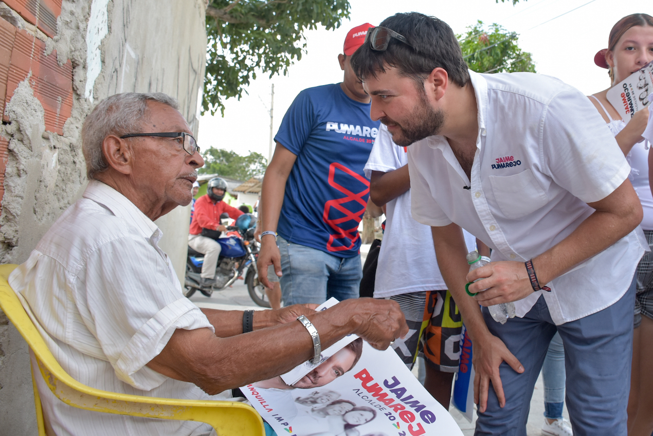 Jaime Pumarejo saludó a los residentes del barrio Santo Domingo.