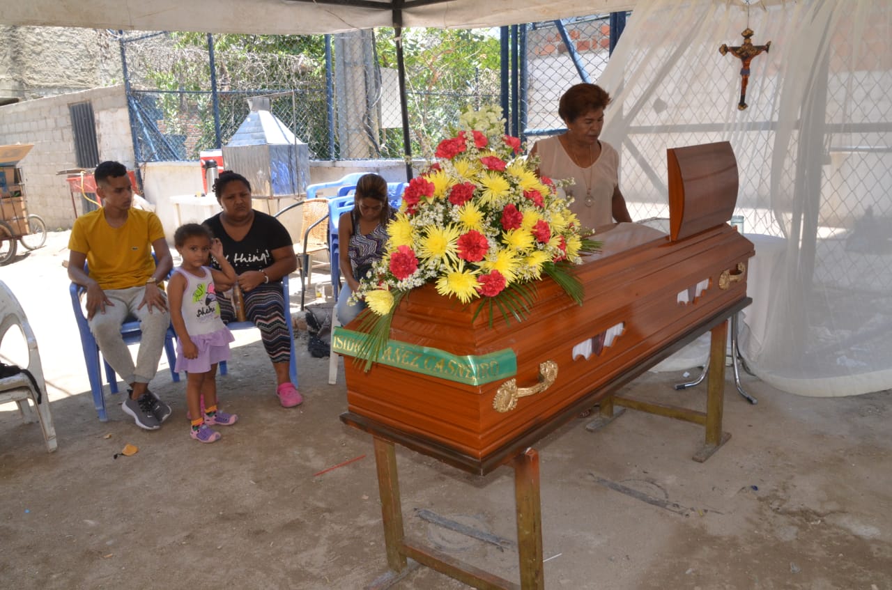 Familiares del fallecido piden ayuda para sepultarlo.
