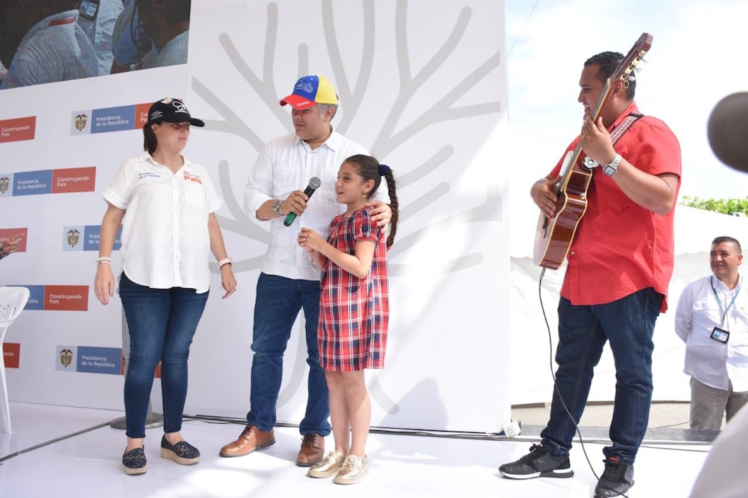 La niña María Gabriela Luquez hizo realidad su sueño de conocer al Presidente Duque e interpretarle una canción que le compuso.