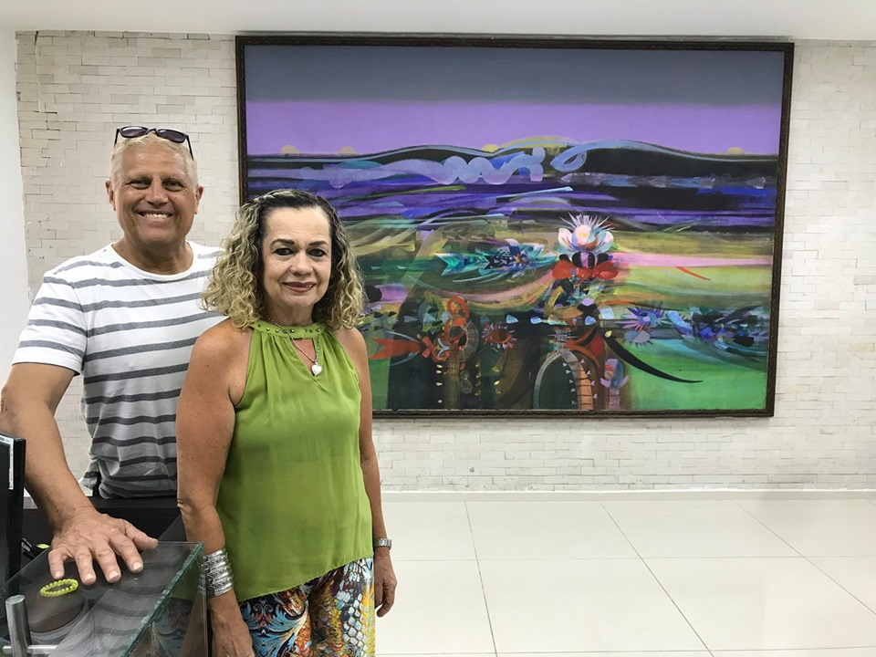 Visitando la Alcaldía de Barranquilla, al fondo una obra de su padre Alejandro Obregón.