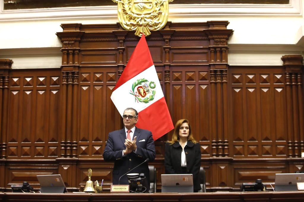 La Vicepresidenta Mercedes Aráoz asumiendo como Presidenta.