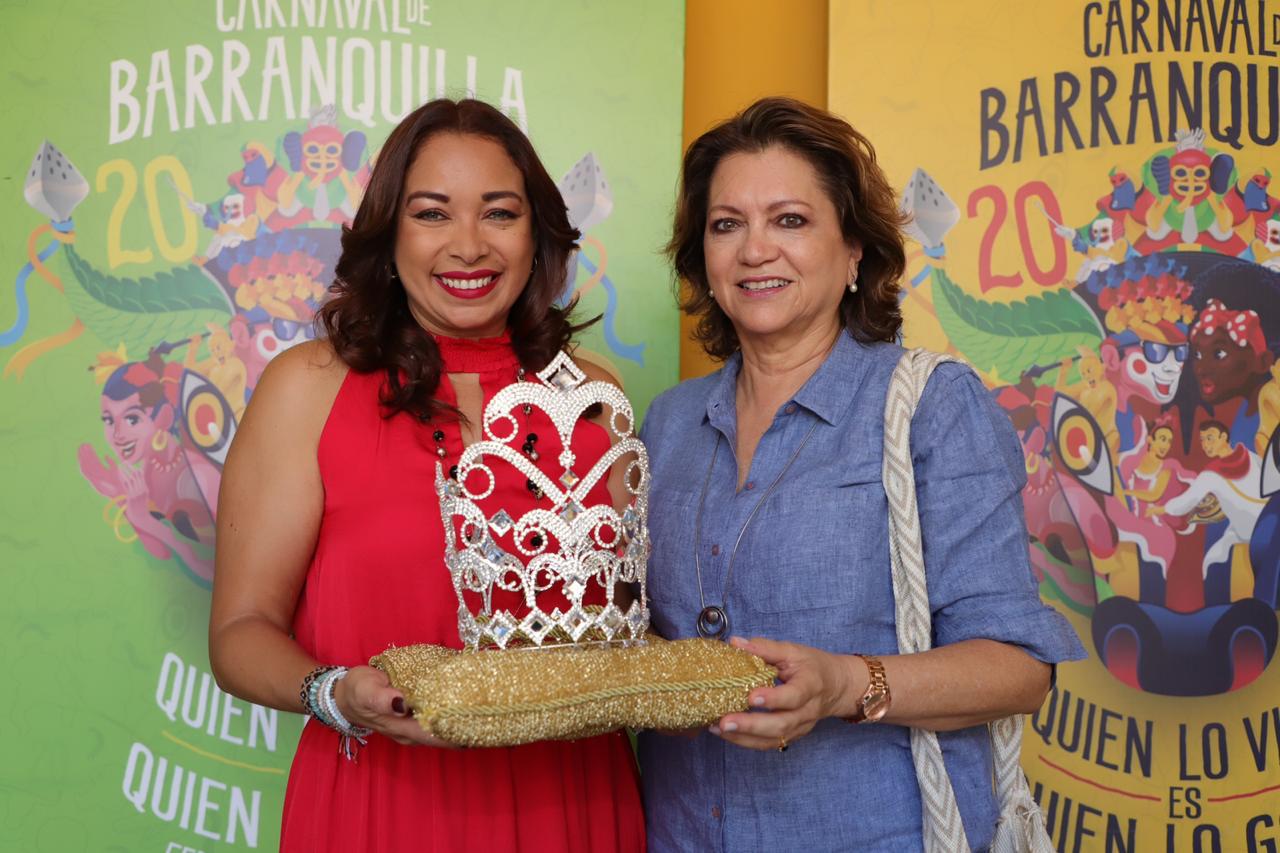 Rosmy Camargo, representante de la Organización Cultural y Folclórica Puerta de Oro y Carla Celia, directora de Carnaval S.A.S.
