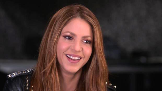 Shakira atendiendo la entrevista.