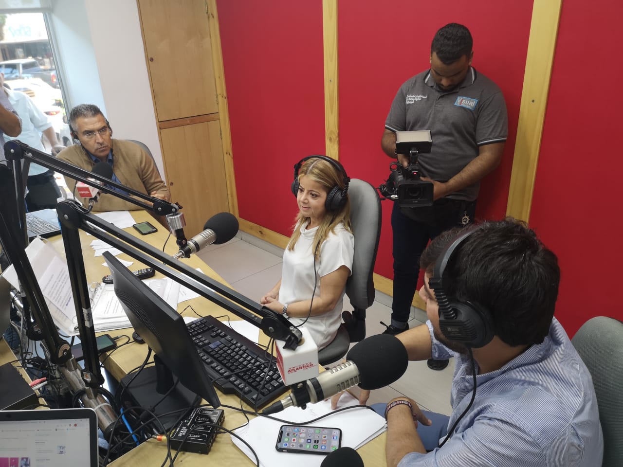 El periodista Jorge Cura; la Gobernadora del Atlántico, Elsa Noguera y el Alcalde de Barranquilla, Jaime Pumarejo.