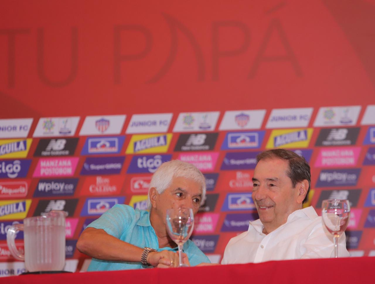 El técnico de Junior, Julio Comesaña y el máximo accionista del equipo, Fuad Char.