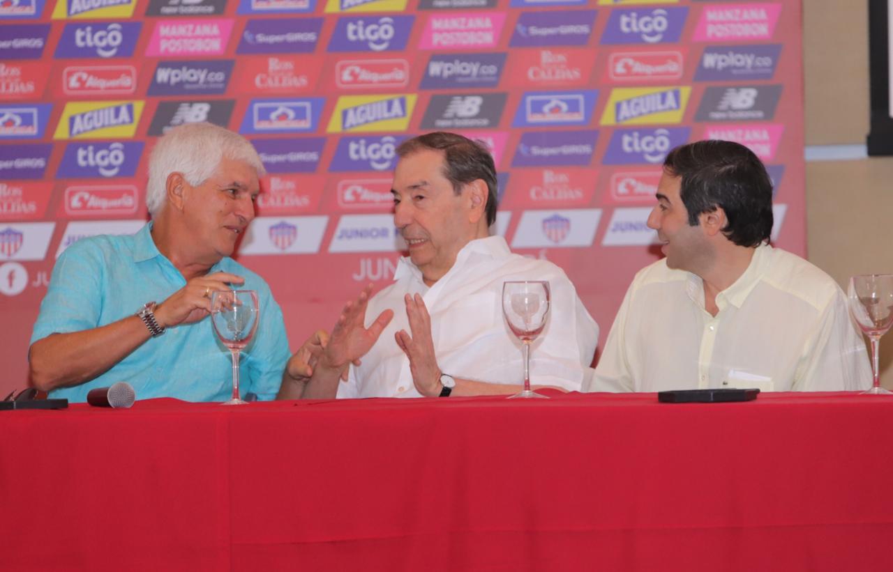 El técnico de Junior, Julio Comesaña; el máximo accionista del equipo, Fuad Char y el presidente del club, Antonio Char.