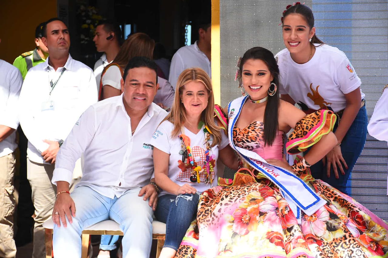 El Alcalde de Puerto Colombia, Wilman Vargas; la Gobernadora del Atlántico, Elsa Noguera; una de las reinas del municipio y la secretaria de Cultura, Marcela Dávila.