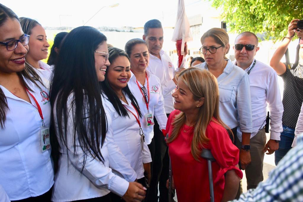 La Gobernadora Elsa Noguera con personal del Hospital Local.