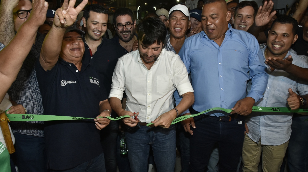 El Alcalde de Barranquilla, Jaime Pumarejo, entregando las nuevas vías.