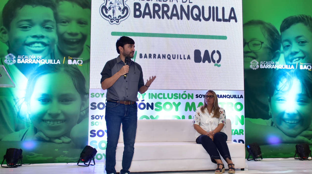 El Alcalde de Barranquilla, Jaime Pumarejo y la secretaria de Educación, Bibiana Rincón.