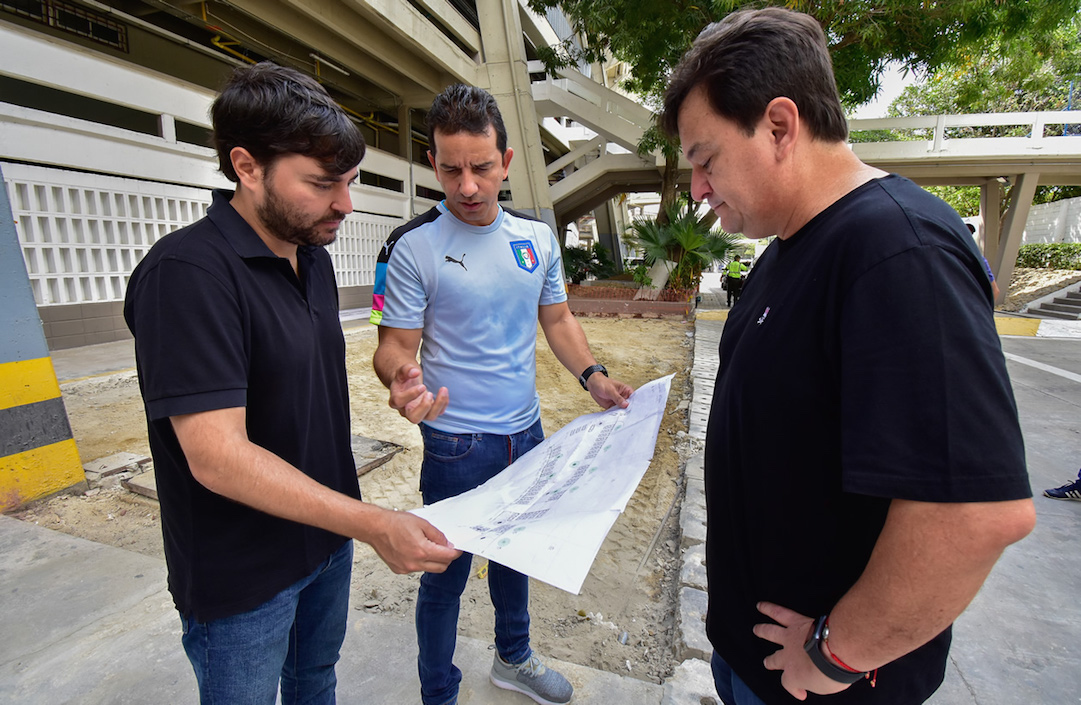 El Alcalde Jaime Pumarejo revisando los planos de las obras.