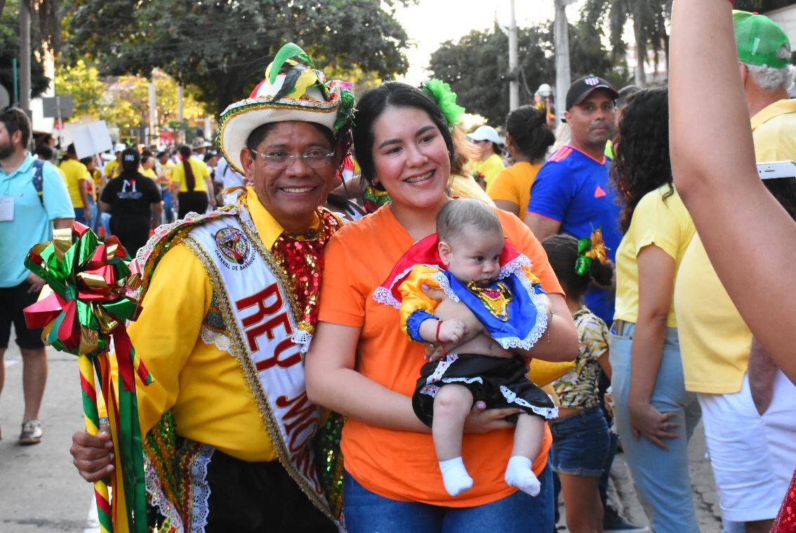 El Rey Momo Alcides Romero con asistente al desfile.