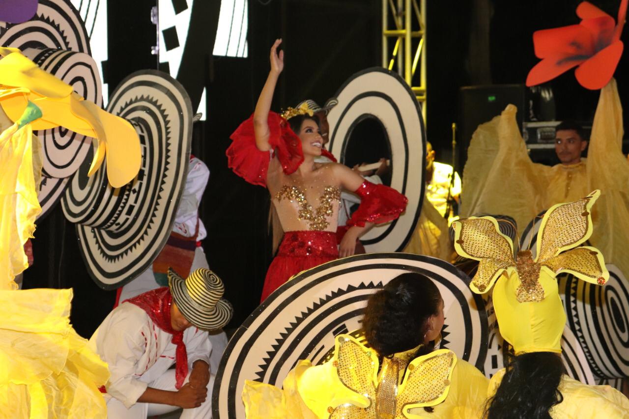 Katina Rincón, Reina del Carnaval de Galapa en medio de su show.
