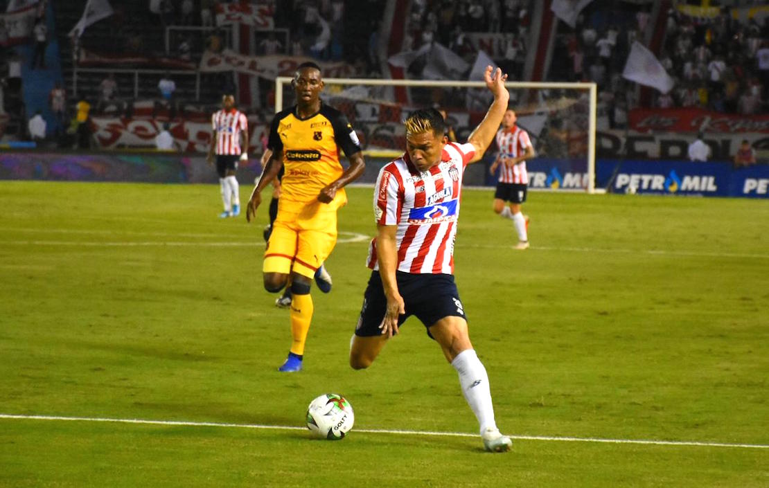Teófilo Gutiérrez controlando el balón en jugada ofensiva.