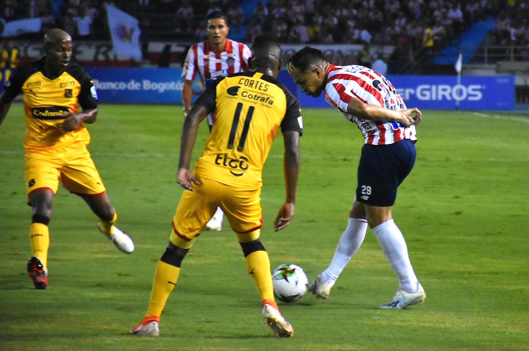Teófilo Gutiérrez filtrando un pase ante la marca de Mauricio Cortés.
