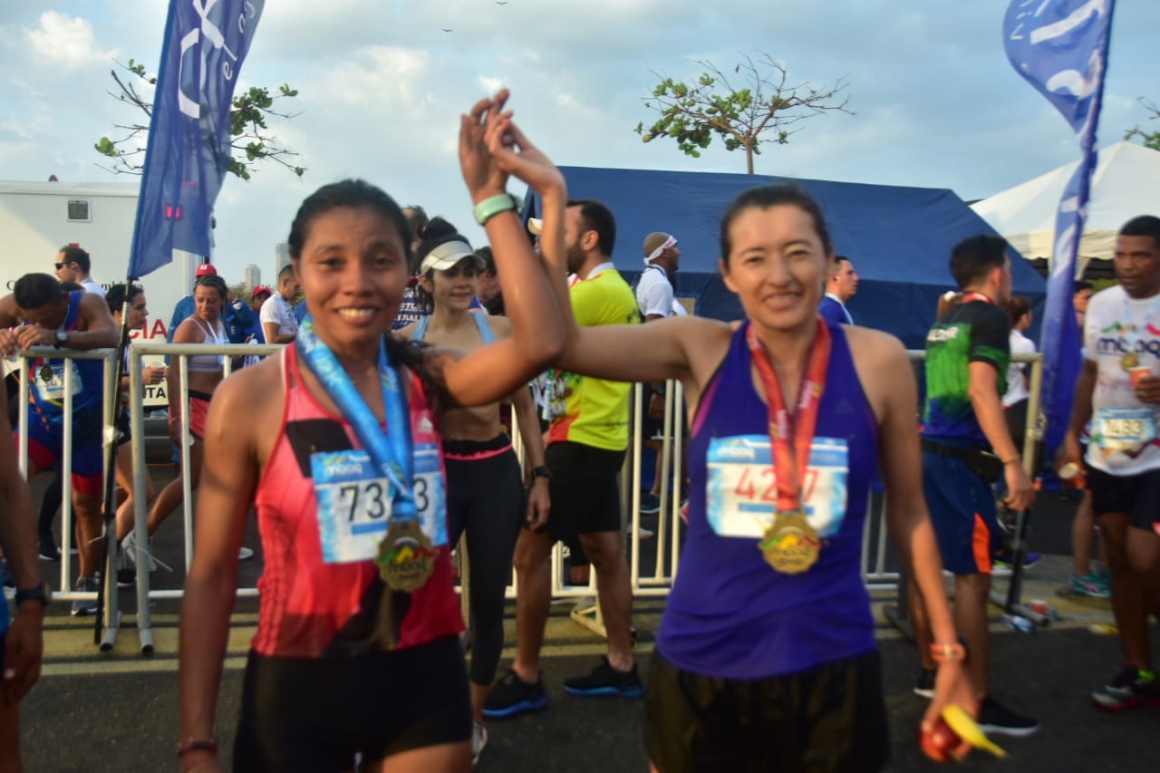 Palmenia Agudelo, ganadora de la maratón, y Ylineida Matheus, ganadora de los 21K.