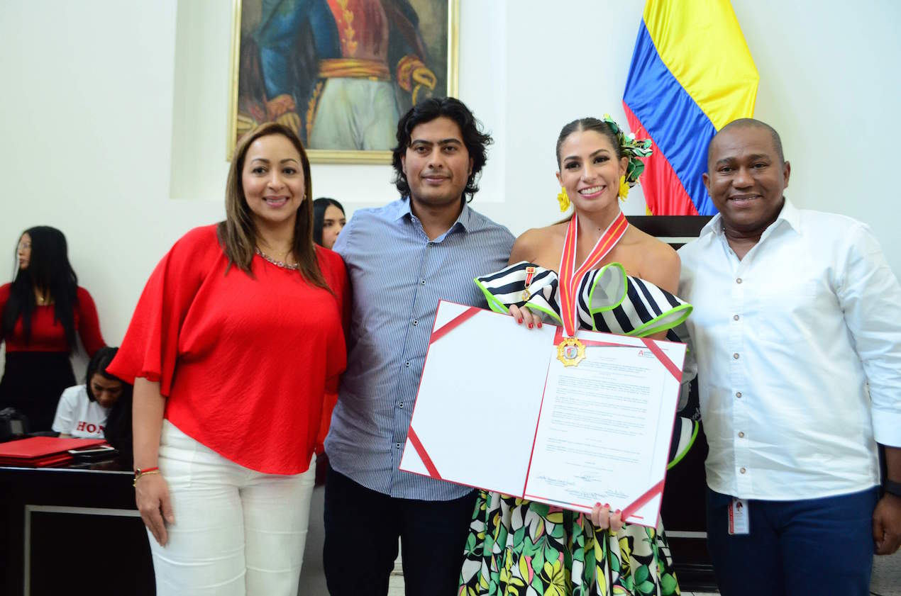La Reina del Carnaval Isabella Chams recibió la Medalla 'Orden de Barlovento' en el Grado Máximo de Gran Caballero, como representantes del Carnaval más grande de Colombia.