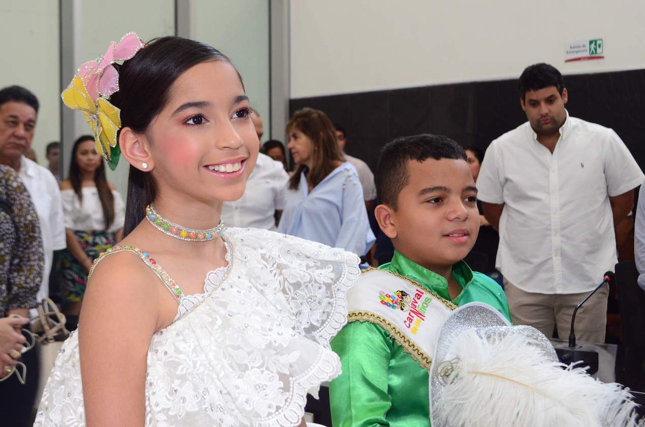 los Reyes del Carnaval de los Niños Miranda Torres Rosales e Isaac Rodríguez Barreto recibieron la exaltación ‘Orden de Barlovento’ como Embajadores de la Tradición en los pequeños carnavaleros de Barranquilla y el Atlántico.
