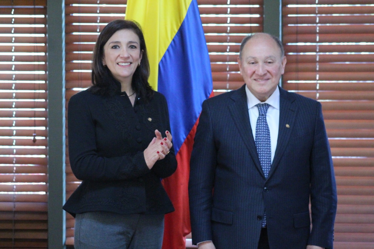 La hasta ahora presidenta de la Corte, magistrada Gloria Ortiz, y el nuevo Presidente de la Corte Constitucional.