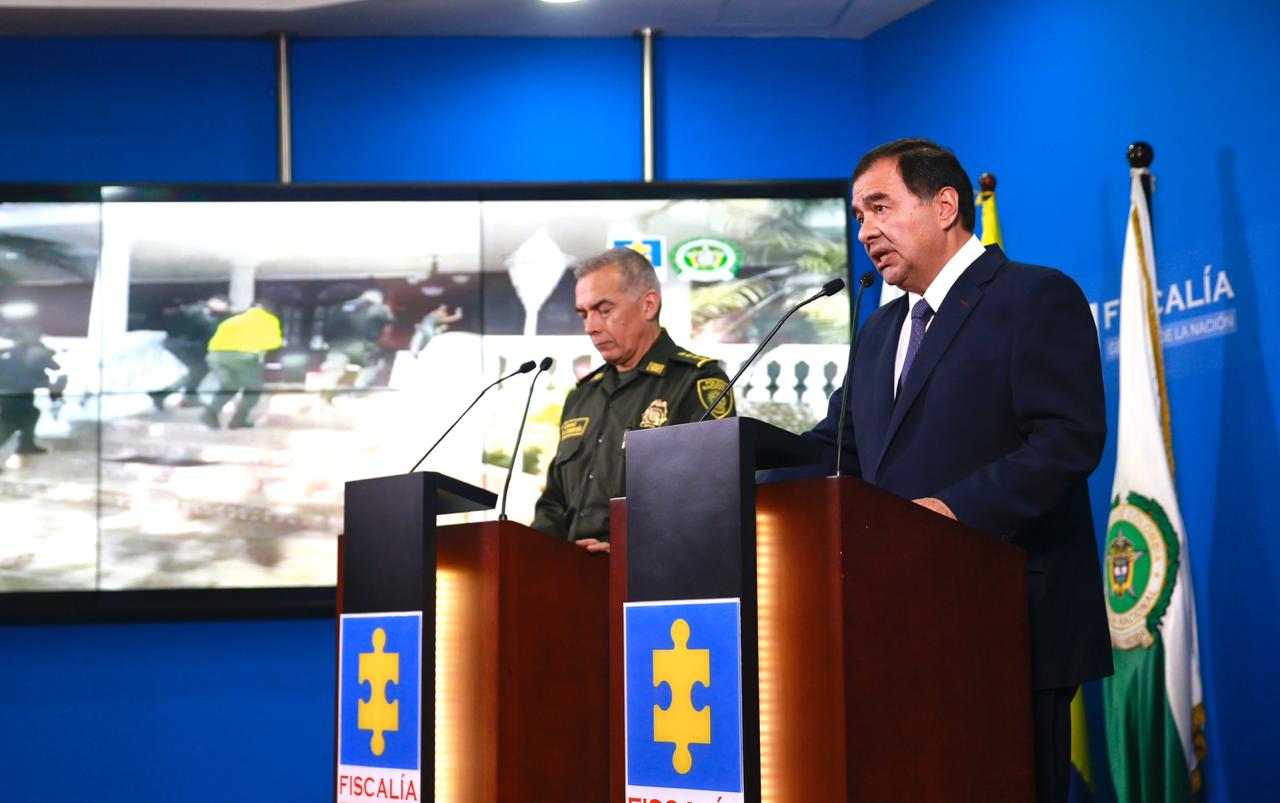 Director de la Policía, general Óscar Atehortúa, y el Fiscal general encargado Fabio Espitia.