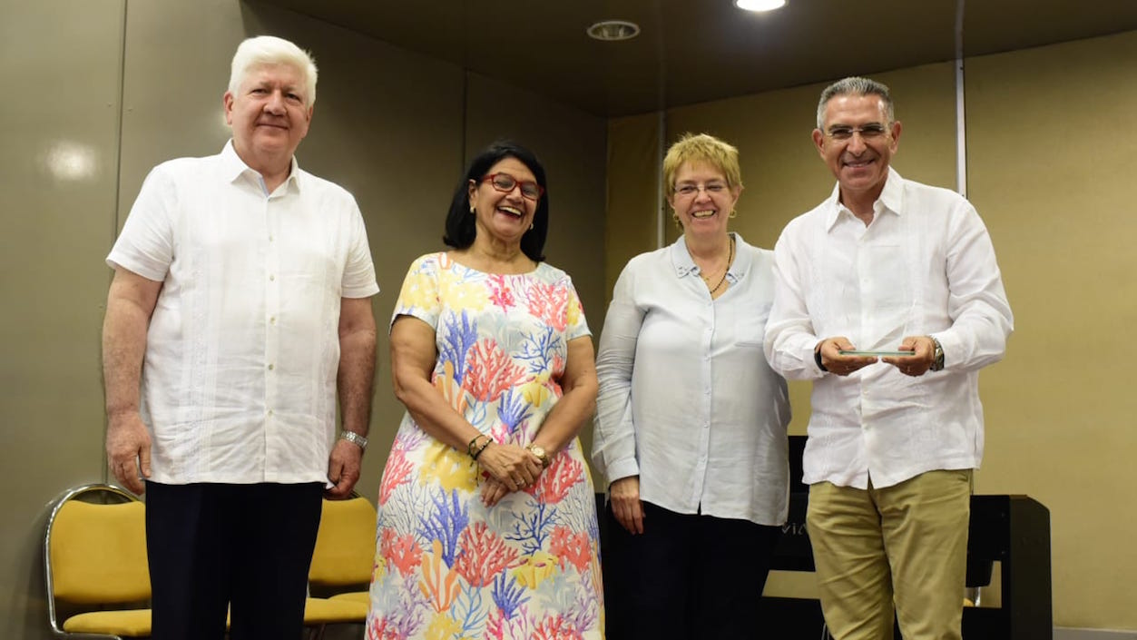 El Director de Atlántico en Noticias y Zona cero, Jorge Cura Amar, recibiendo la distinción con los oferentes Jorge Maichel, Elvia Mejía y Carmen Peña.