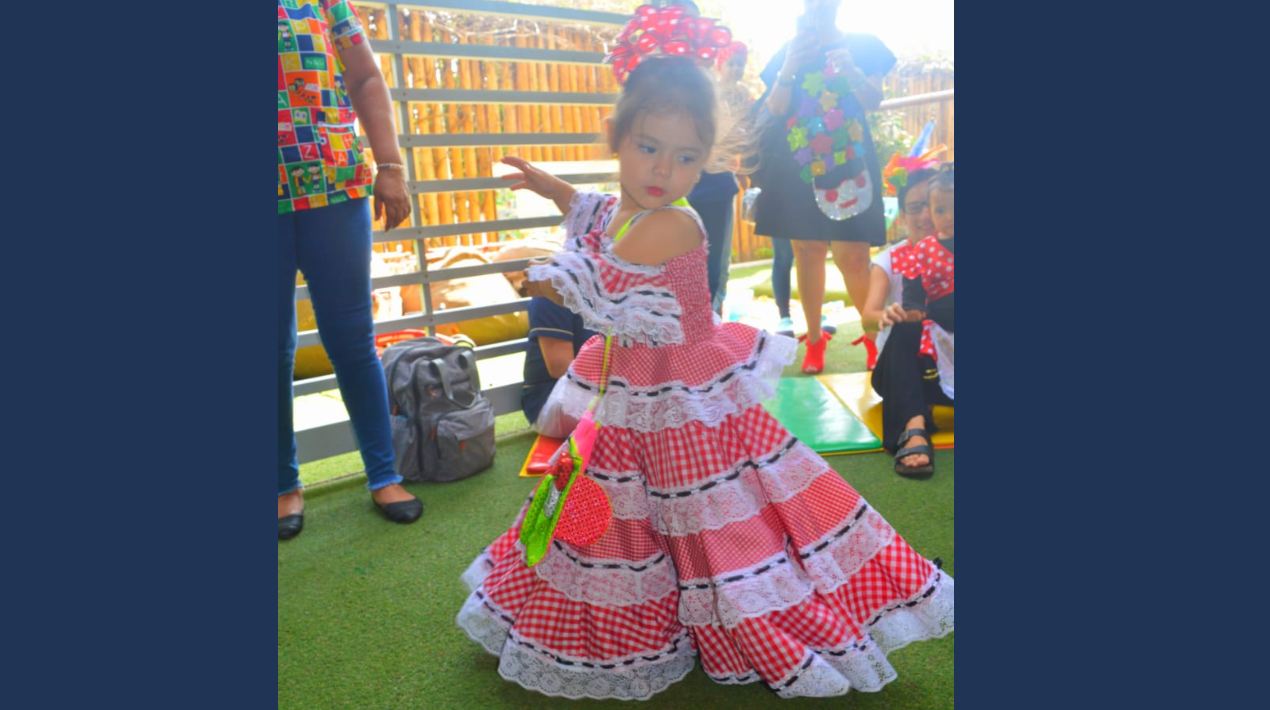 La niña María Paula Maury Puerta bailando cumbia.