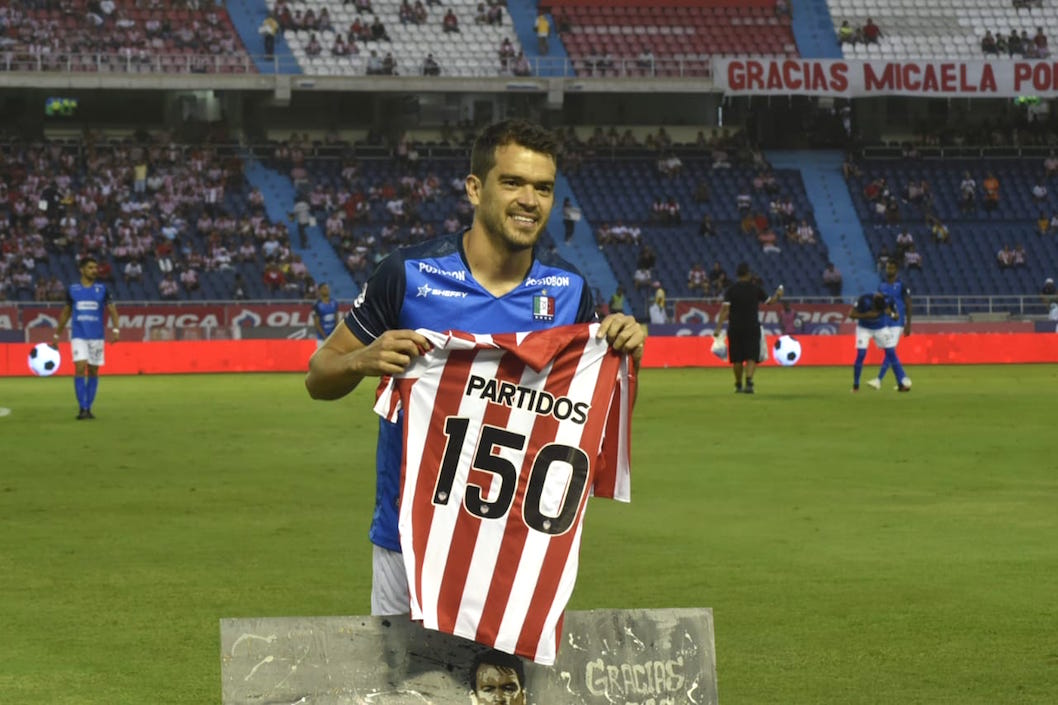 Sebastián Hernández luciendo la camiseta que le entregaron sus antiguos compañeros por los 150 partidos jugados con el Junior.