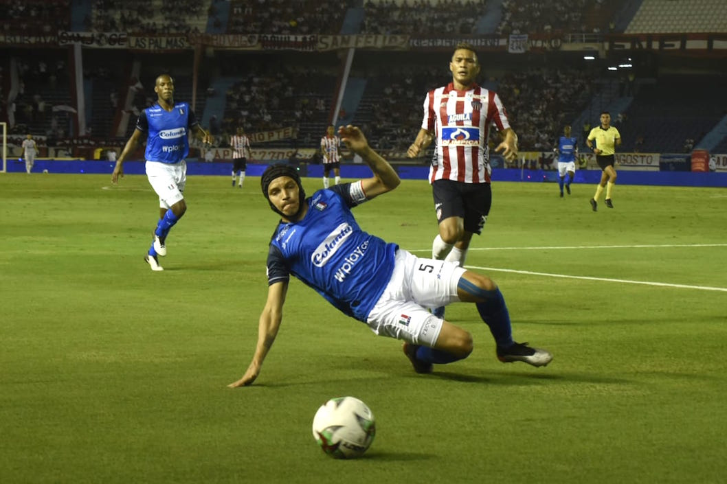 Andrés Felipe Correa despejando una jugada de peligro.