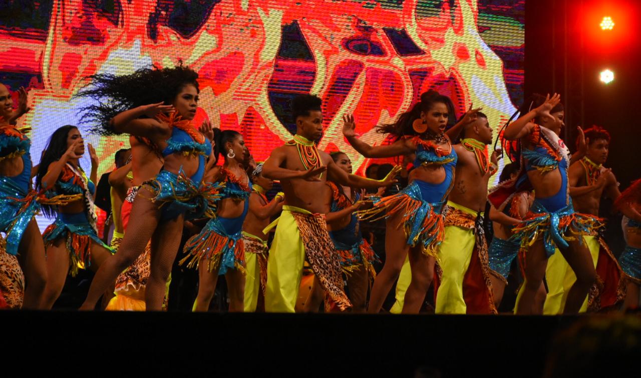 Con el espectáculo ‘De Fiesta por el Caribe colombiano’, dirigido por Kelwin Cantillo y Danilo Peña, las 32 embajadoras de los barrios, exaltaron las celebraciones más tradicionales, su música y costumbres propias de cada ciudad de la Región Caribe.  