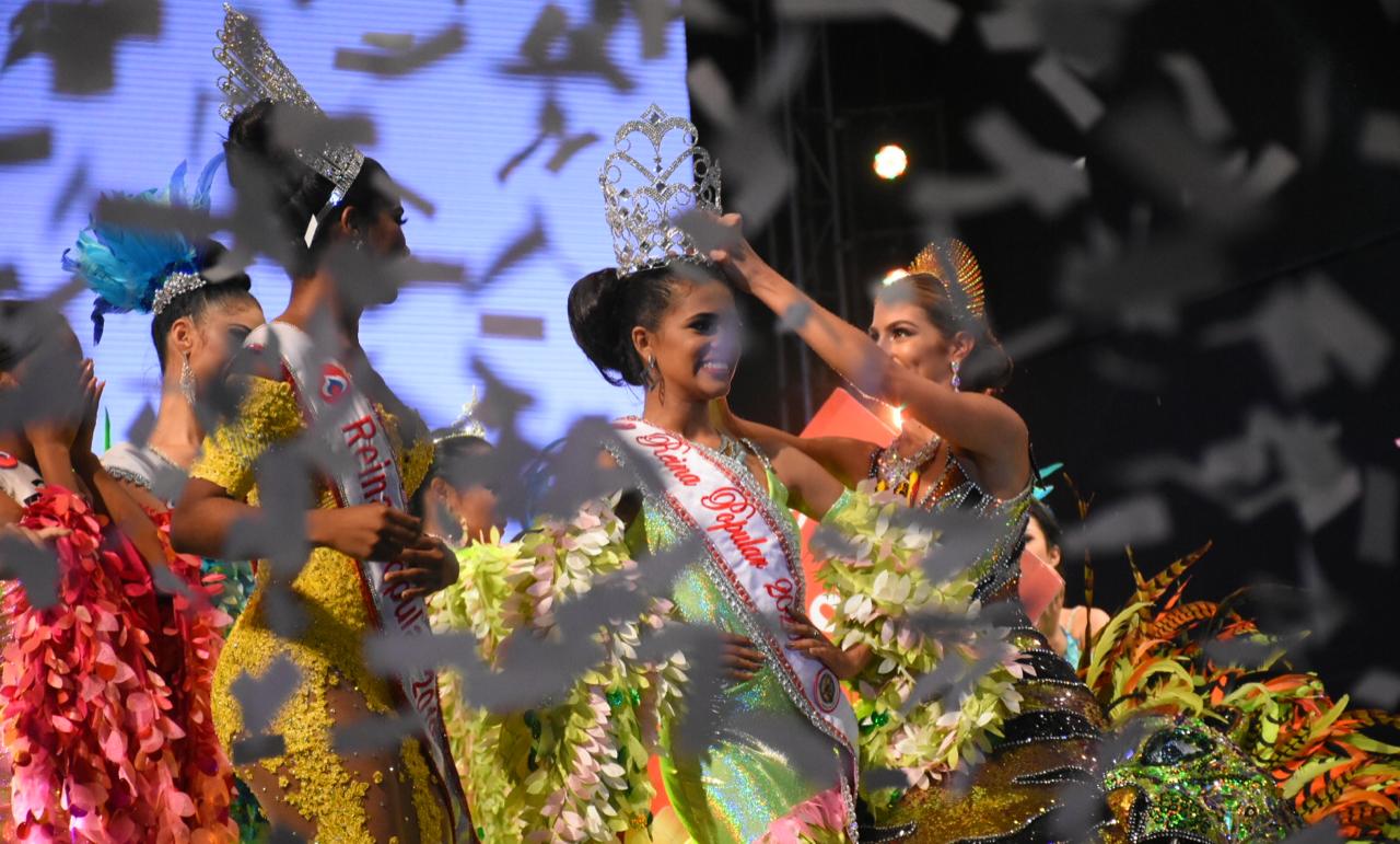 La Reina del Carnaval Isabella Chams corona a la Reina Popular 2020.