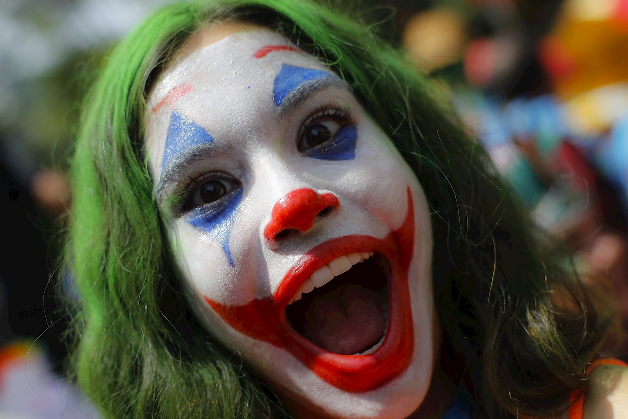 Mujer disfrazada de Joker participó de la comparsa callejera para niños "Gigantes da Lira".