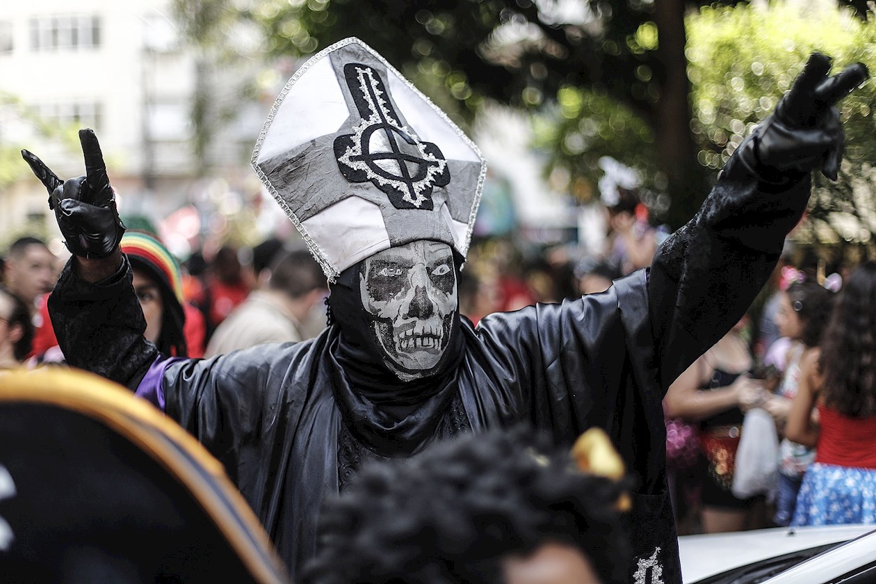 Hombre con máscara de calavera en Carnaval de Río de Janeiro.