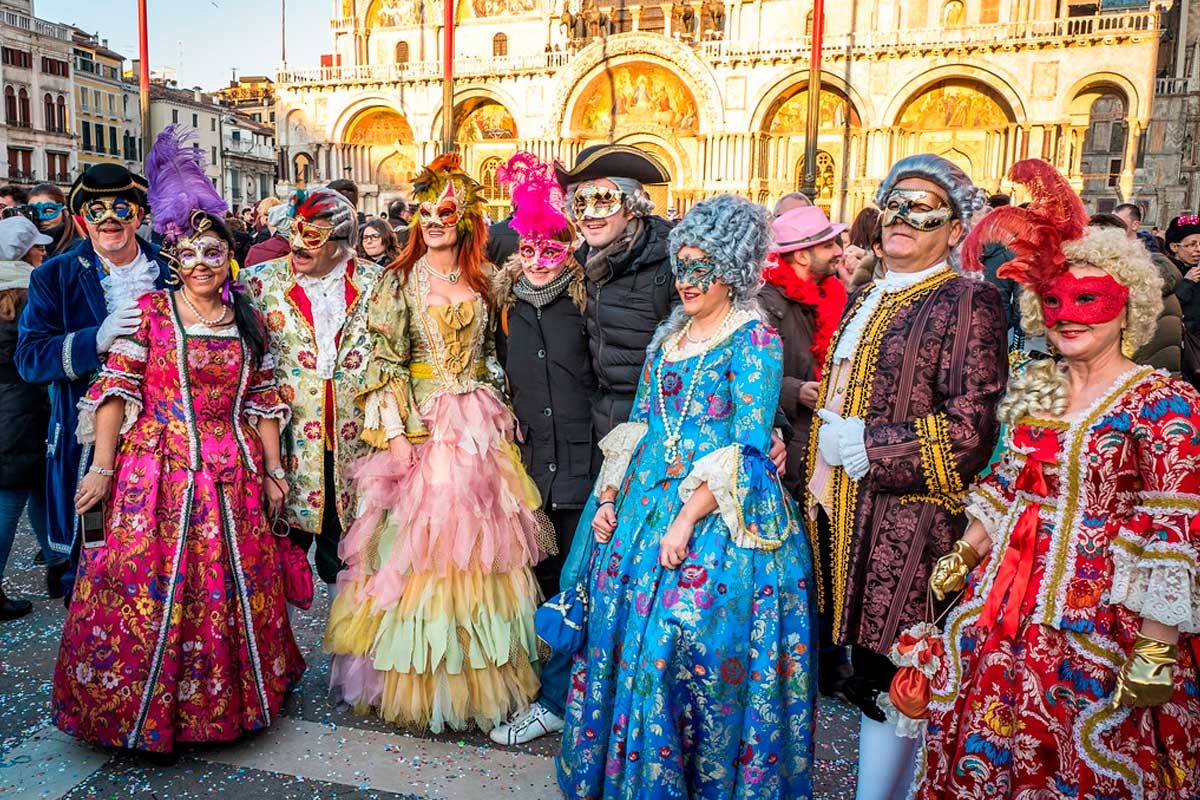 Participantes del Carnaval de Venecia (Italia) usando máscaras.