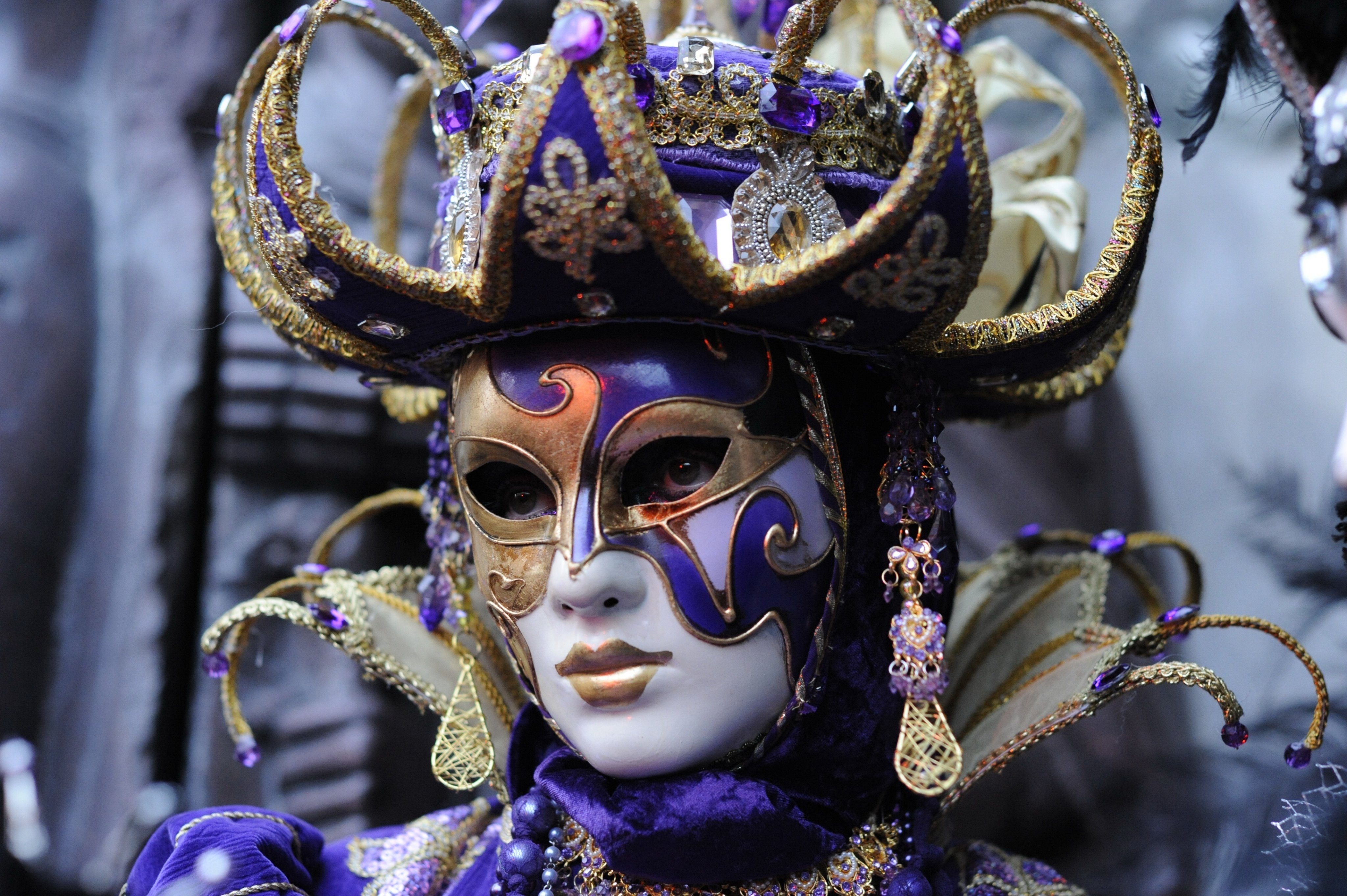 Participante del Carnaval de Venecia (Italia) con máscara.