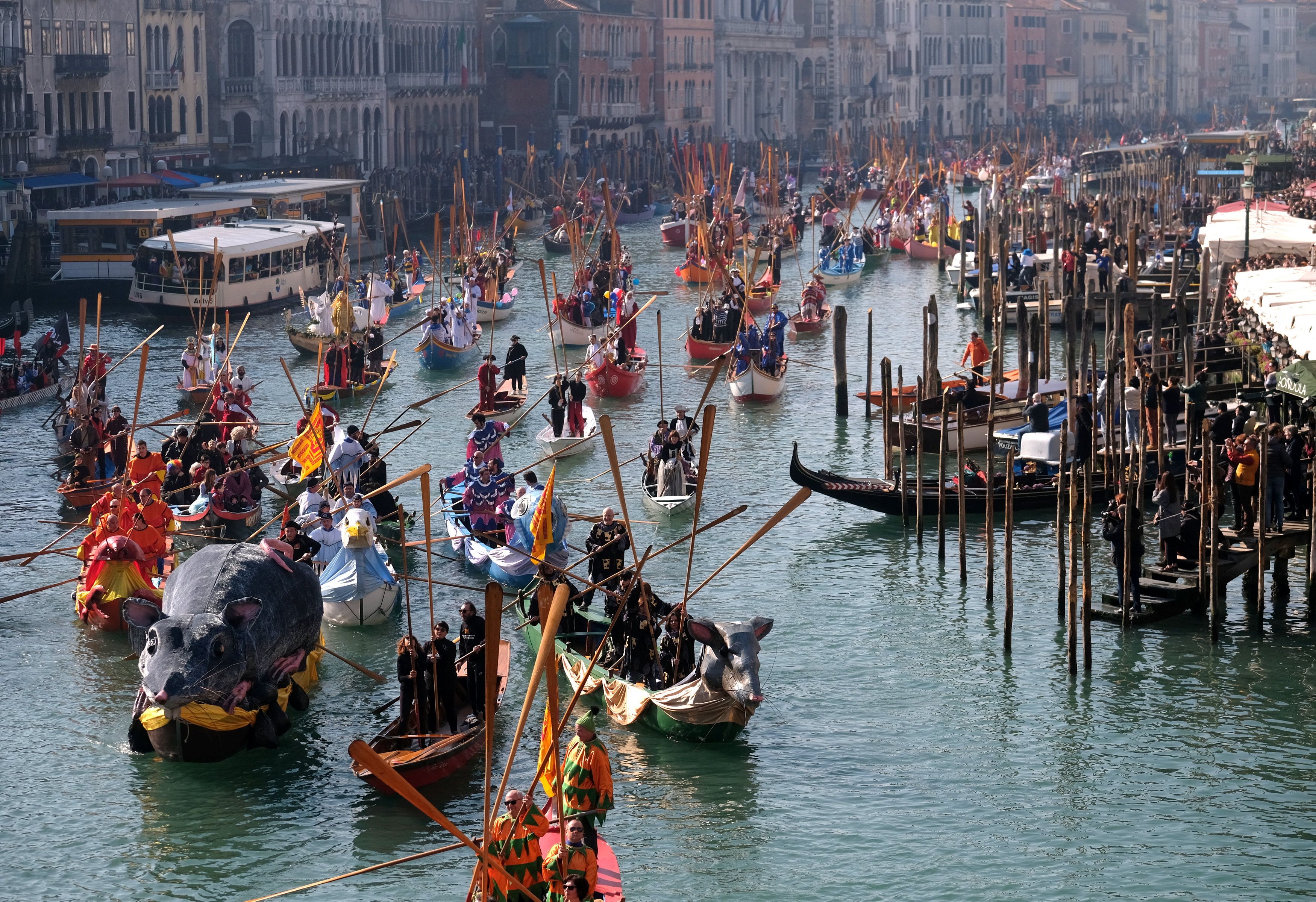Participantes del Carnaval de Venecia (Italia) en las emblemáticas canoas.