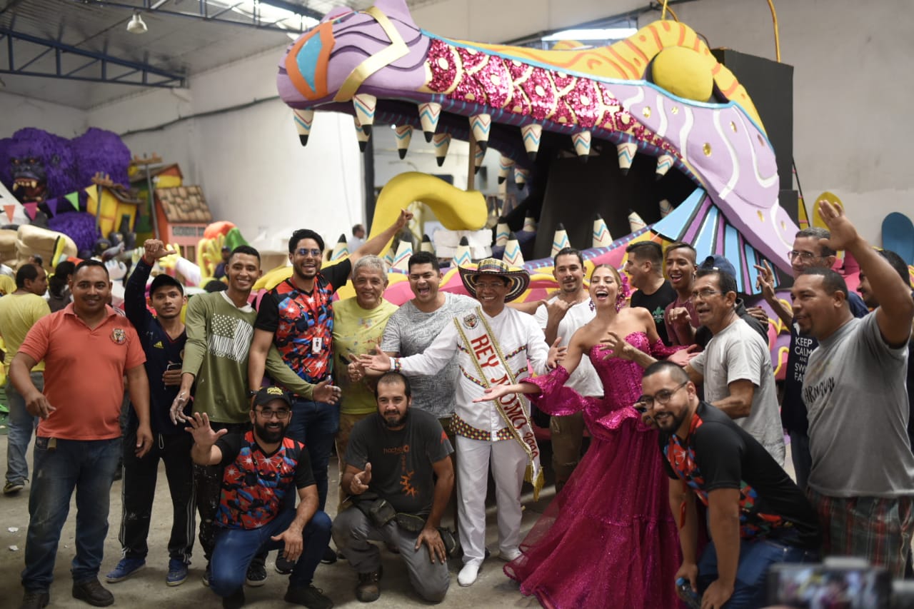 Reyes del Carnaval junto a artesanos.