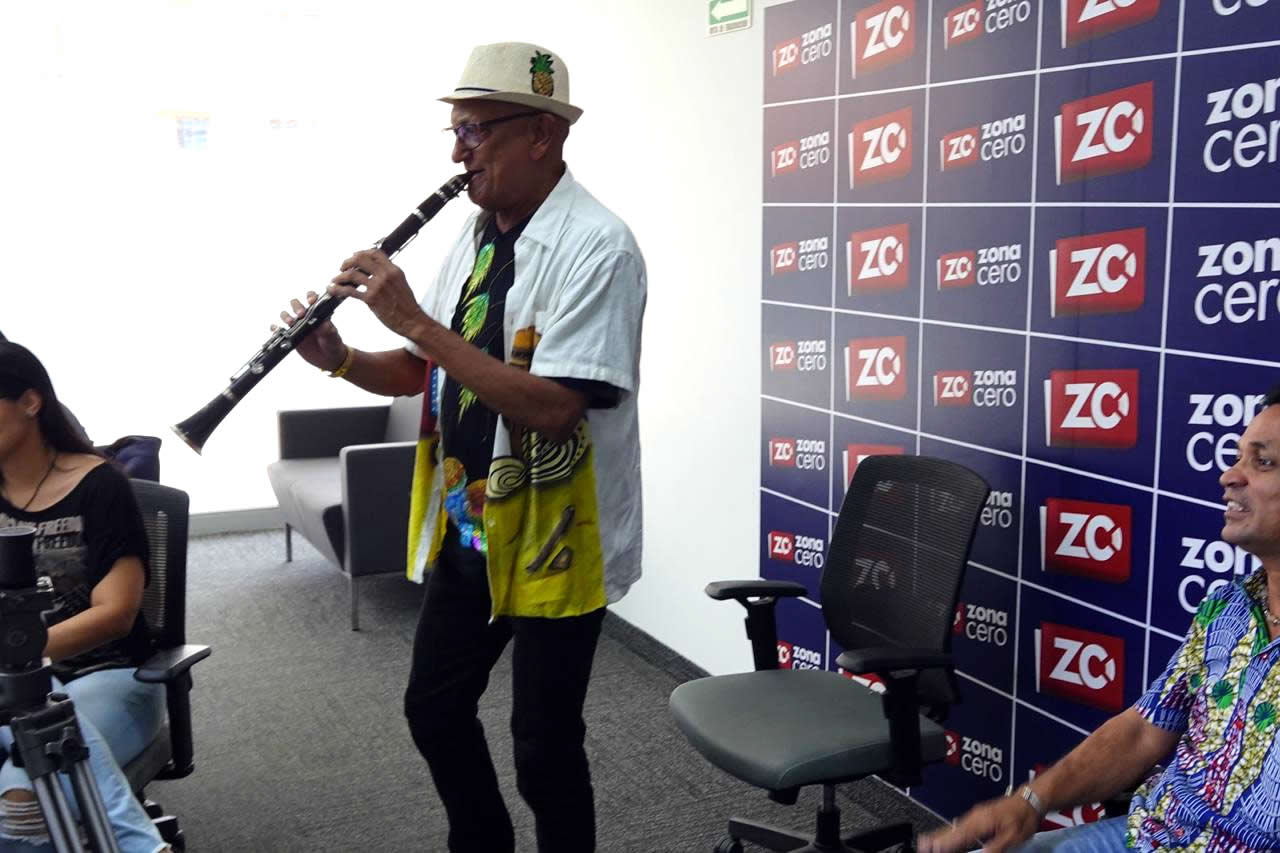 El maestro Carlos Piña tocando el clarinete en medio de un Facebook Live.