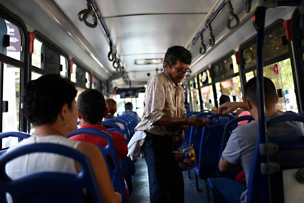 En la actualidad, Ricardo Castro Varela, 'El Puerco', se dedica a la venta de dulces en los buses urbanos.