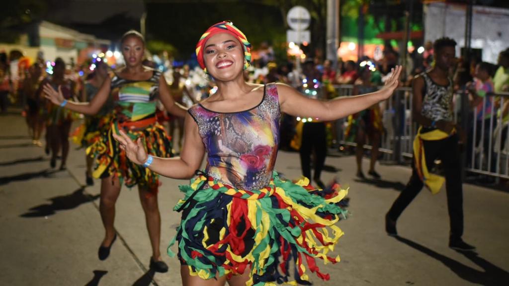 Integrante de Kumbé bailando en el desfile de Guacherna 2020.